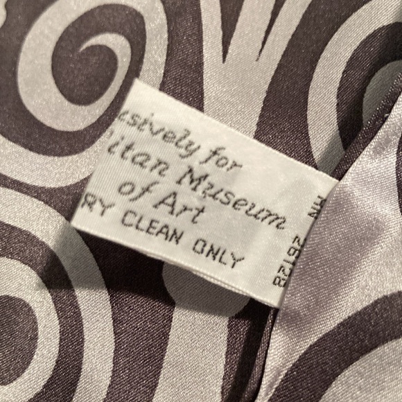 The Metropolitan Museum of Art scrolls silk scarf - Picture 8 of 16